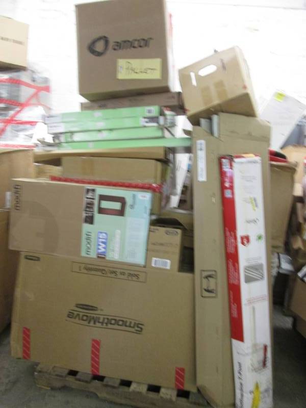 lot 165 image: Large Pallet of Unclaimed Items -se...