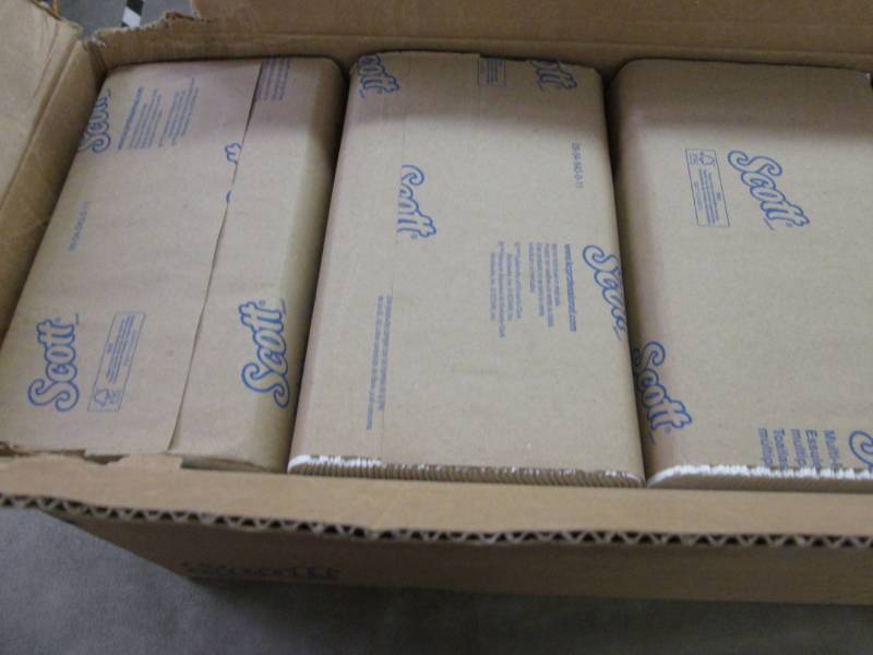 lot 232 image: Case of Scott Multifold Towels 4000...
