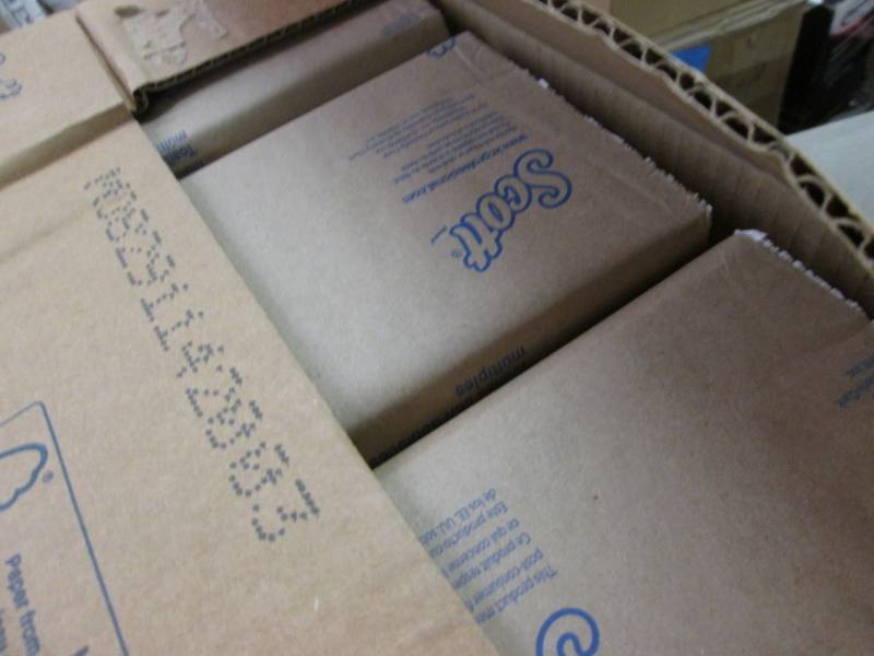 lot 240 image: Case of Scott Multifold Towels 4000...