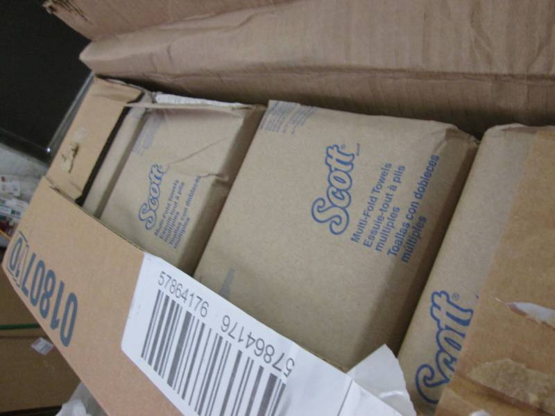 lot 244 image: Case of Scott Multifold Towels 4000...