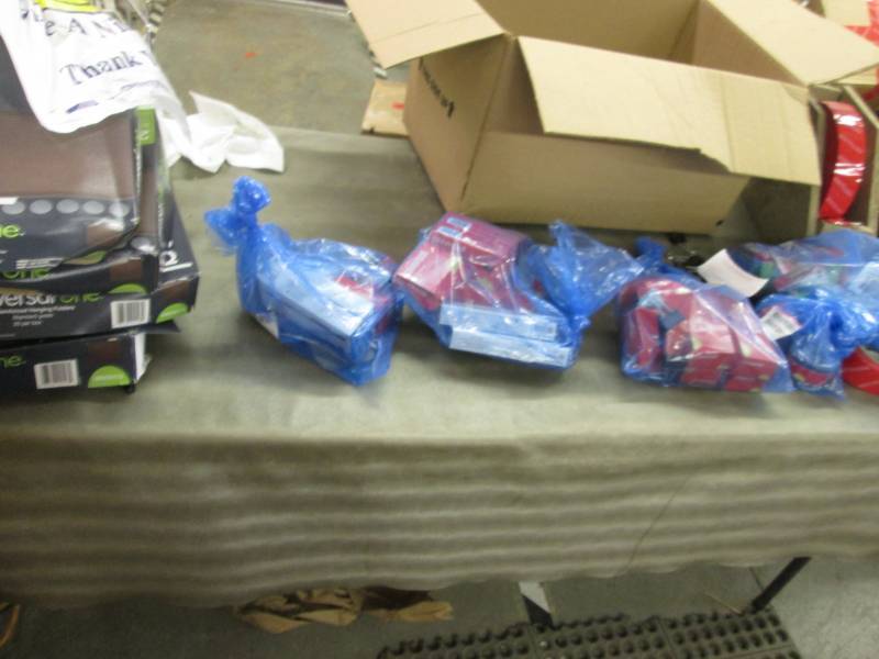 lot 263 image: Medium & Small Binder Clips, 4 pks ...