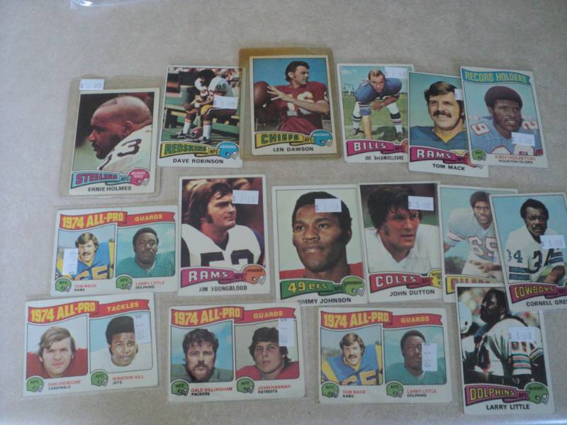 lot 9 image: 1975 Topps Football Cards...