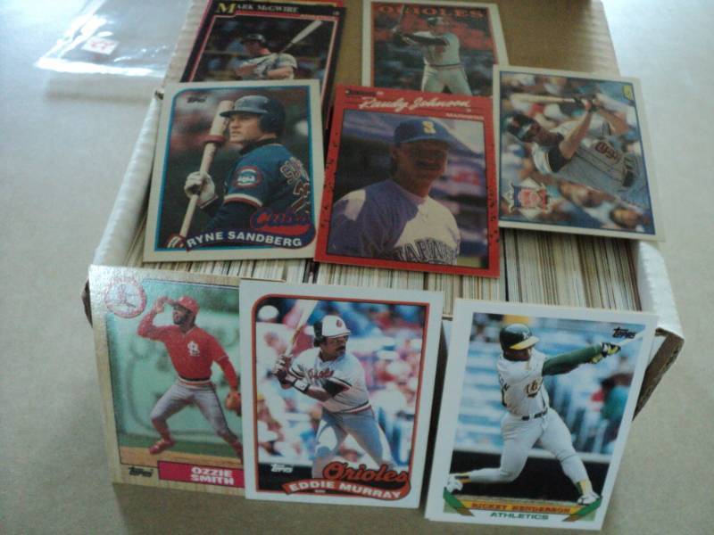 lot 21 image: Box of Baseball Star Cards...