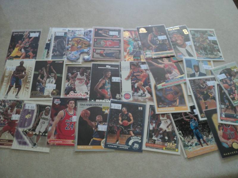 lot 33 image: 30 Basketball Rookie Cards...