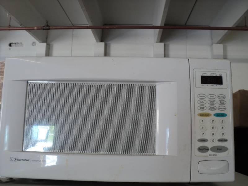 lot 178 image: Emerson Microwave  needs cleaning...