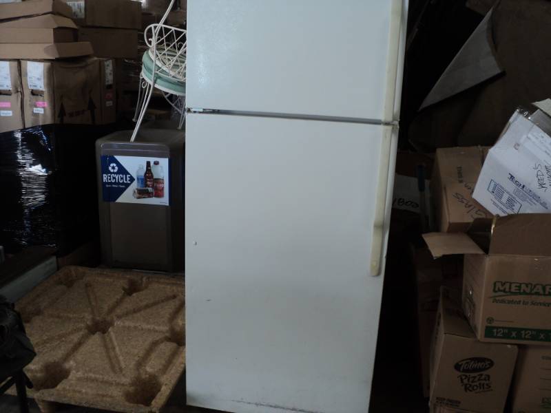 lot 179 image: General Electric Refrigerator with ...