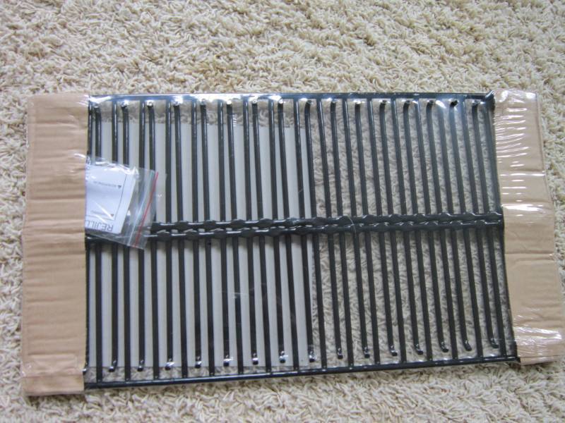 lot 419 image: Case of Grill replacement grates, a...