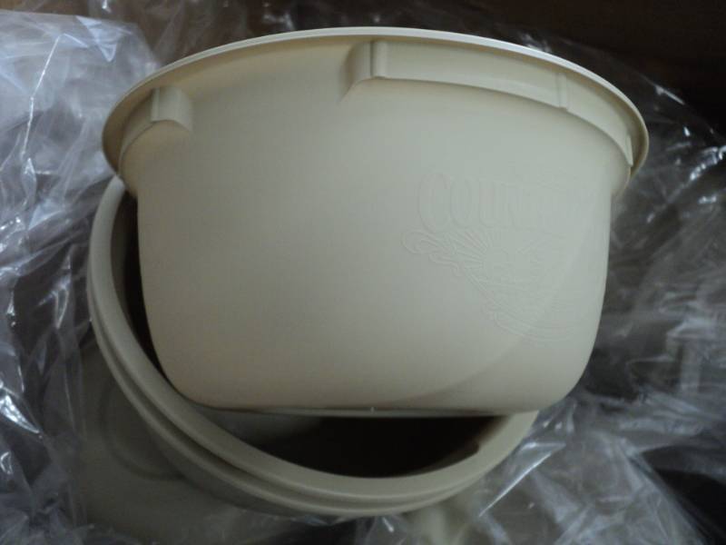 lot 198 image: Case of Tubs- 354 per box...