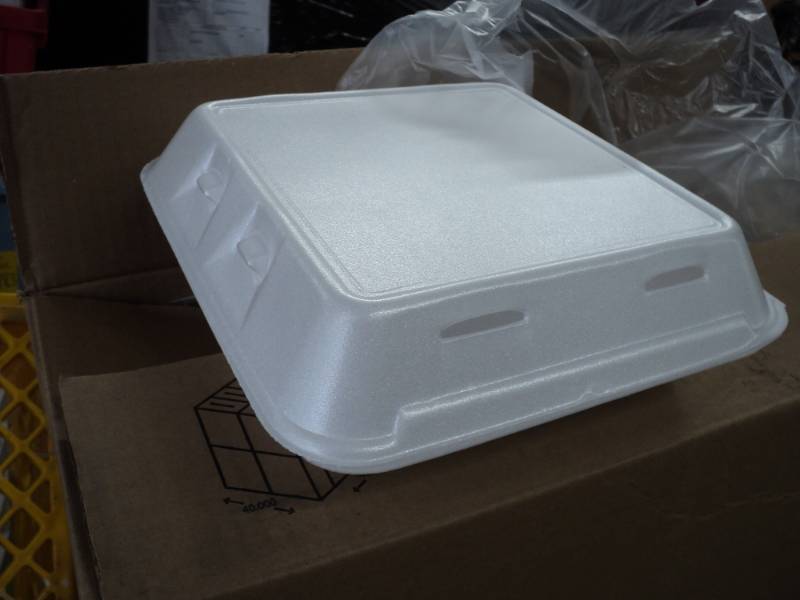 lot 203 image: Pactiv Smartlock Foam Hinged Lid Co...