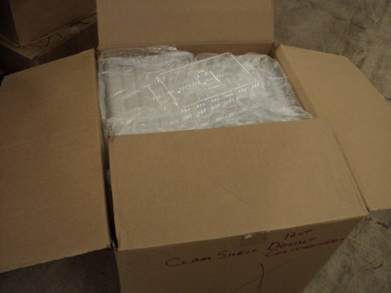 lot 205 image: Box of 492 Clam Shell Donut Contain...