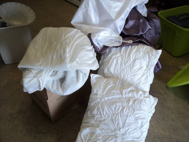 lot 254 image: Full Size Mattress Pad, 2 Pillows, ...