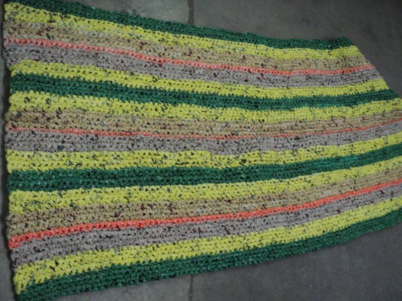 lot 324 image: 34 x 71 Plastic Rug...