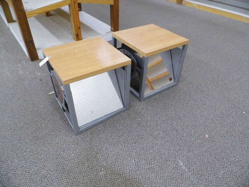 lot 1 image: Ariat Cubes