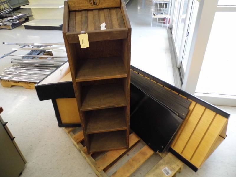 lot 11 image: Pallet of Displays
