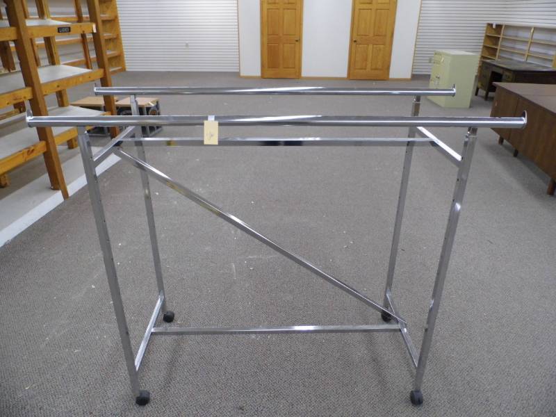 lot 26 image: Straight Rolling Clothing Rack