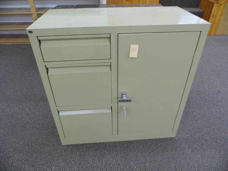 lot 33 image: Metal Cabinet