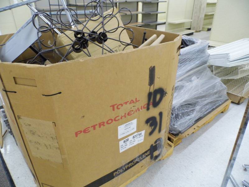 lot 43 image: Lot of 3 Pallets of Displays - Spinners