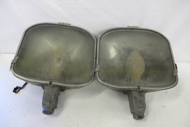 lot 17 image: Pair of Used Outdoor Billboard Lights