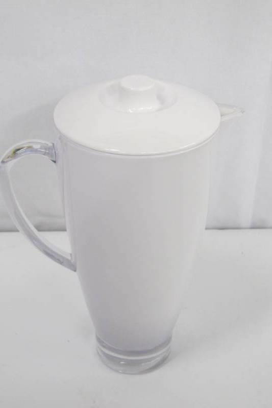 lot C6 image: Carlisle EP3002 74-oz Plastic Pitcher w Lid, Plastic, White - Unbreakable