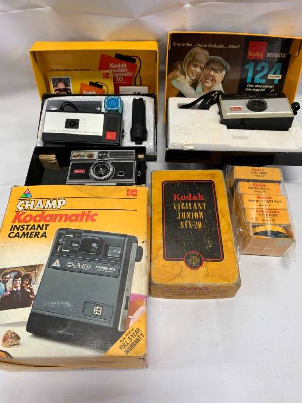 lot 23 image: Vintage Camera Lot