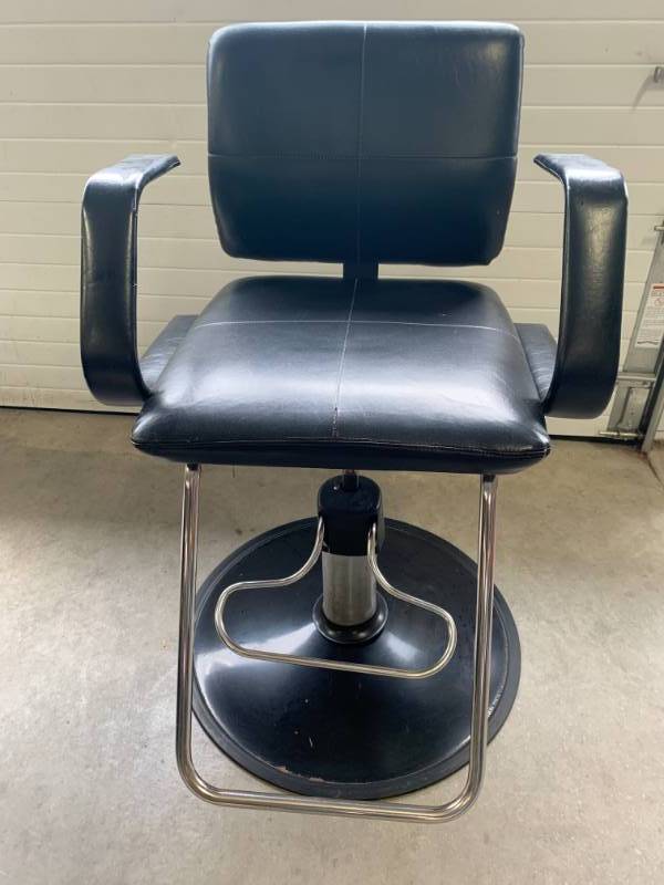 lot 33 image: Belvedere Salon Hydraulic Barber Chair ($953 retail)
