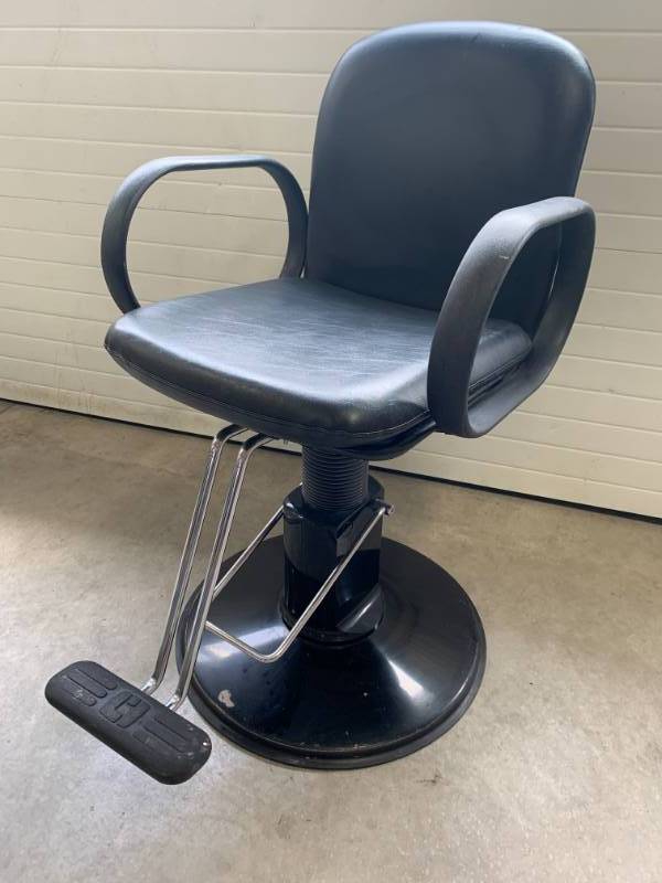 lot 34 image: Oval Arm Salon Barber Chair