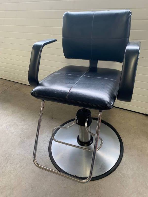 lot 35 image: Belvedere Salon Hydraulic Barber Chair