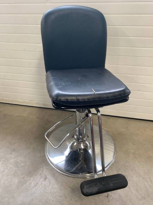 lot 36 image: Hydraulic Salon Barber Chair