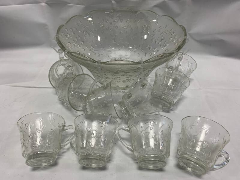 lot 65 image: Vintage Punch Bowl with 12 Cups