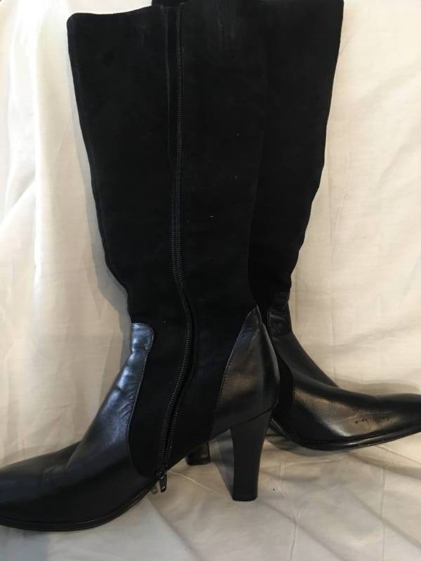 lot 46 image: Indeed Womens Boots Size 8