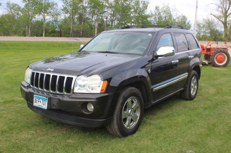 lot 3737 image: 2005 Jeep Grand Cherokee Limited - 5.7l HEMI -