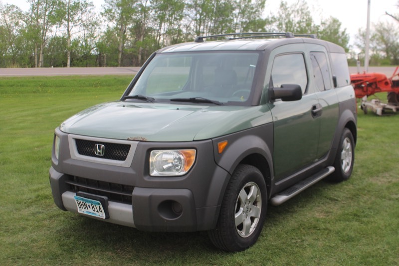 lot 3738 image: 2004 Honda Element EX