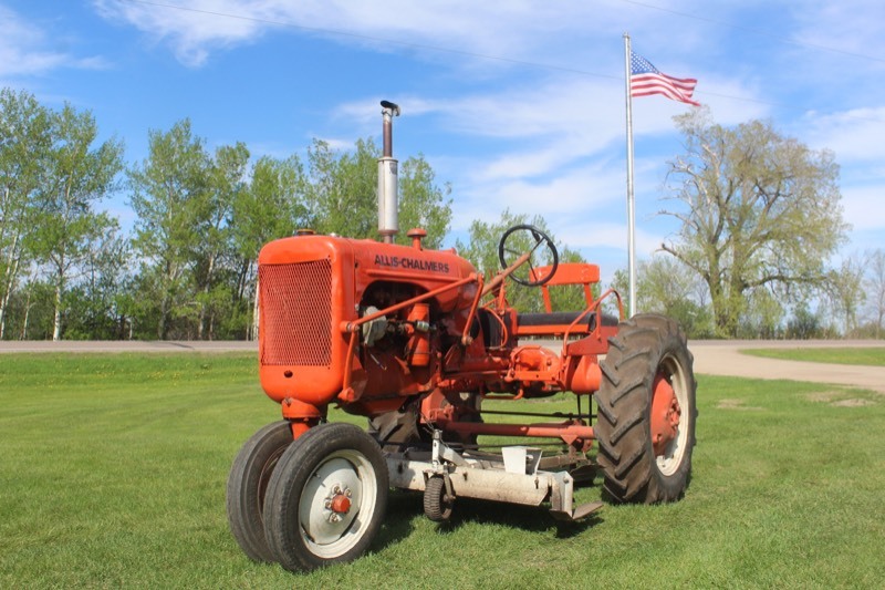 lot 3756 image: Allis Chalmers Tractor with Belly Mower