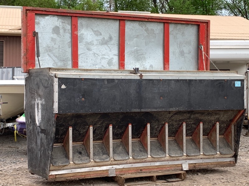 lot 16 image: Commercial Hog  Livestock Feeder