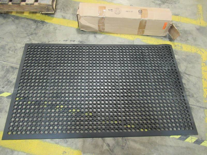 lot 76 image: Amsan 3 x 5 Anti-Fatigue Comfort Mat in Black, 844B3525C1