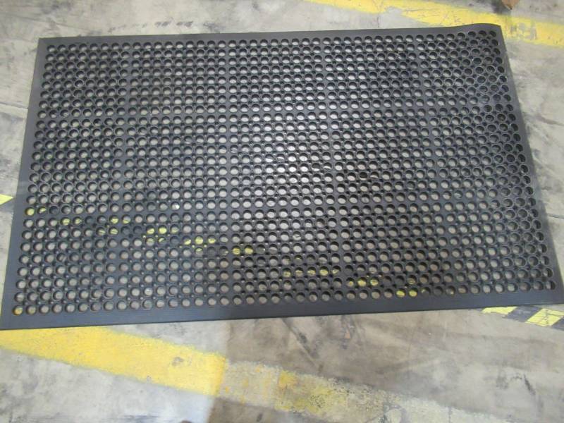 lot 79 image: Amsan 3 x 5 Anti-Fatigue Comfort Mat in Black, 844B3525C1