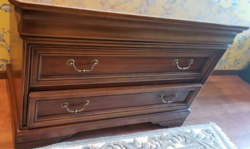 lot 13 image: Gabberts Cherry Blanket Chest, 1 of 2