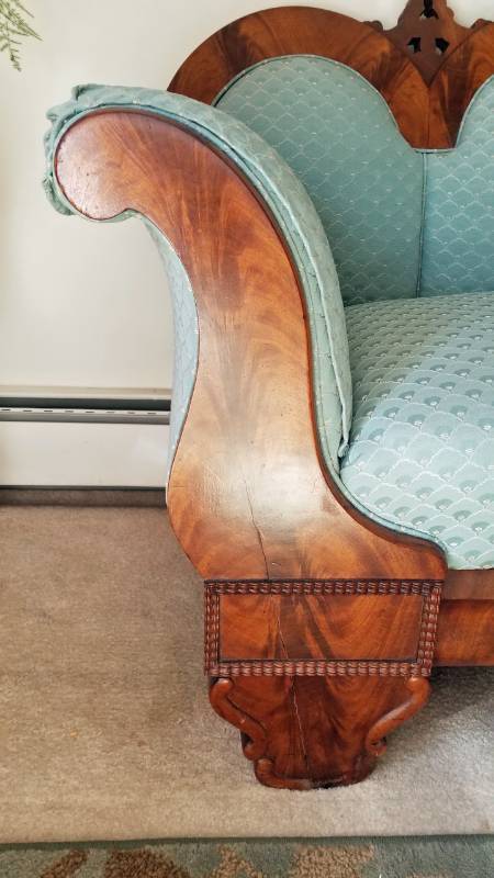 lot 25 image: Elegant Empire Couch Sofa
