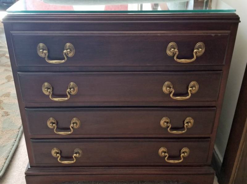lot 26 image: Ethan Allen Side Table Tea Cabinet