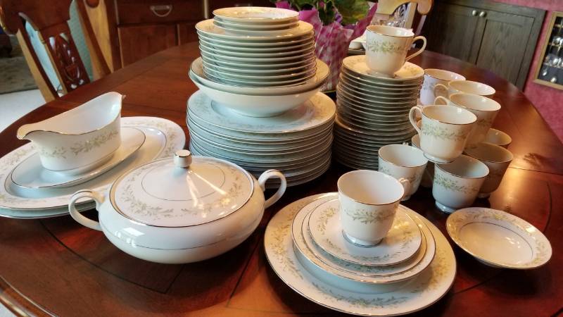 lot 40 image: Vintage China Service for 12  Rhapsody by Grace