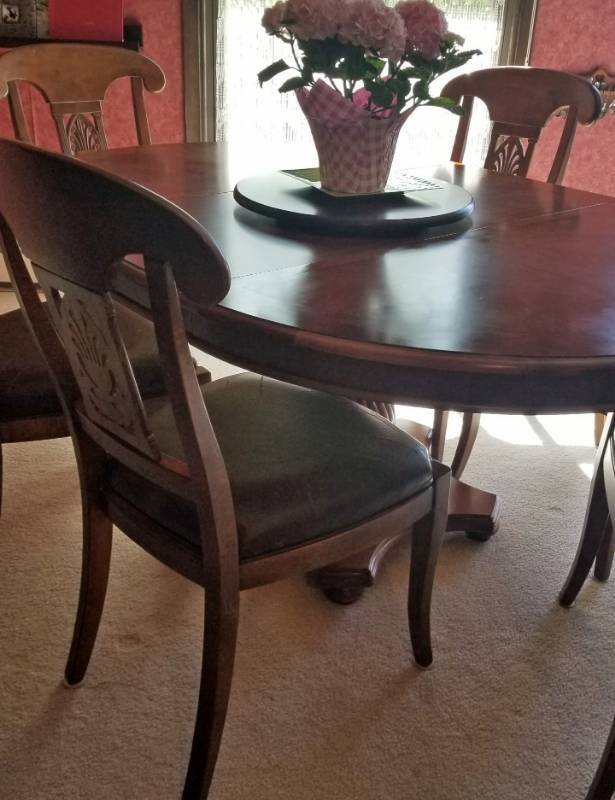 lot 2 image: Stanley Cherry Dining Table with 6 Chairs
