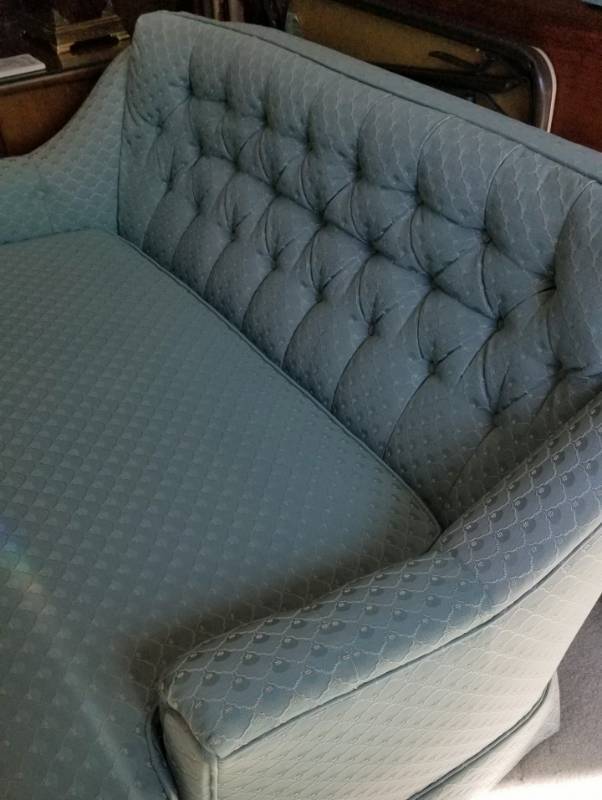 lot 36 image: Tufted Traditional Loveseat