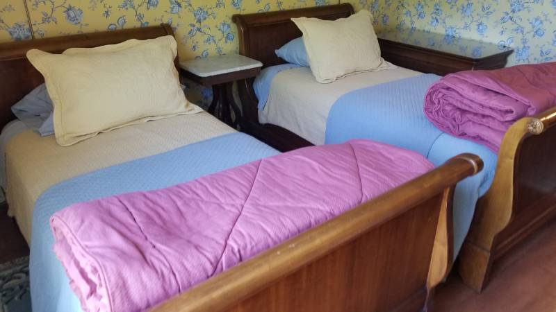 lot 12 image: Gabberts Cherry Twin Sleigh Beds