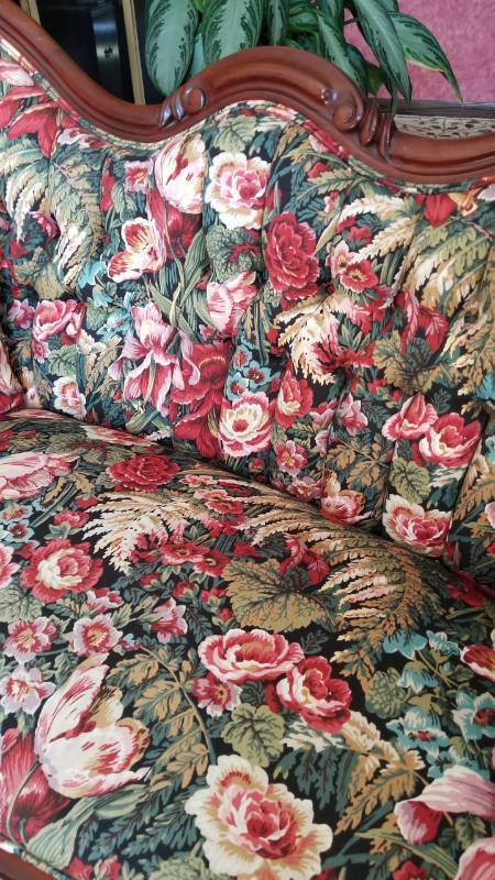 lot 24 image: Victorian Settee Loveseat
