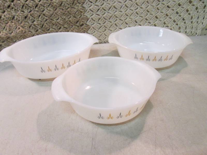 lot 34 image: Vintage Fire King 3pc Set of Ovenwa...
