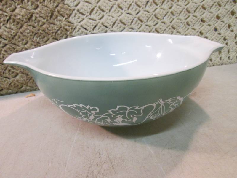 lot 35 image: Vintage Pyrex 4 Qt 444 Mixing Bowl ...