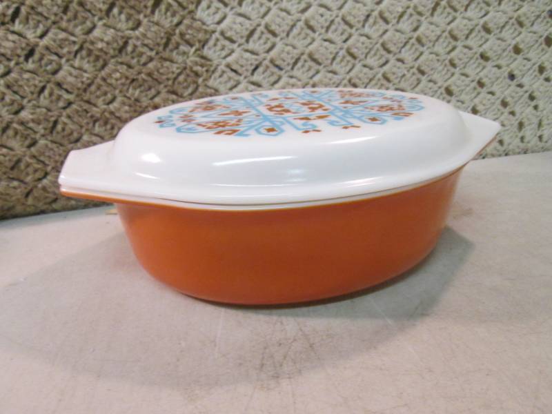lot 38 image: Vintage Pyrex 2 12 Qt 045 Bake Dis...