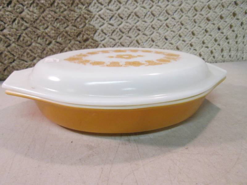 lot 41 image: Vintage Pyrex 063 1 Qt Divided Oven...