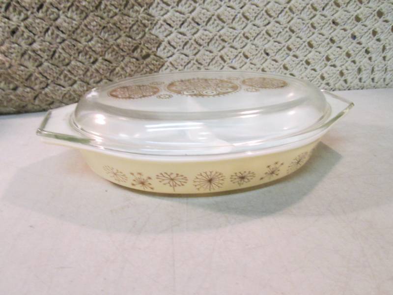 lot 42 image: Vintage Pyrex 1 12 Qt Divided Dish...