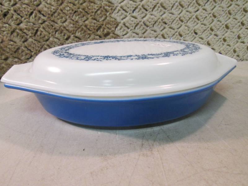 lot 43 image: Vintage Pyrex 1 12 Qt Divided Dish...